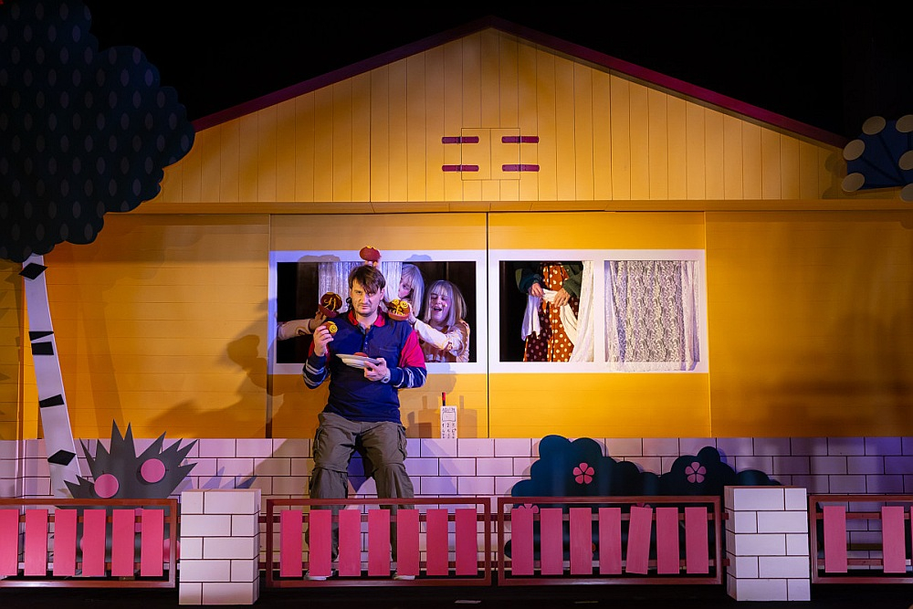 Skats no Latvijas Leļļu teātra izrādes “Oskars un lietas” (rež. Paula Pļavniece) // Foto – Agnese Zeltiņa